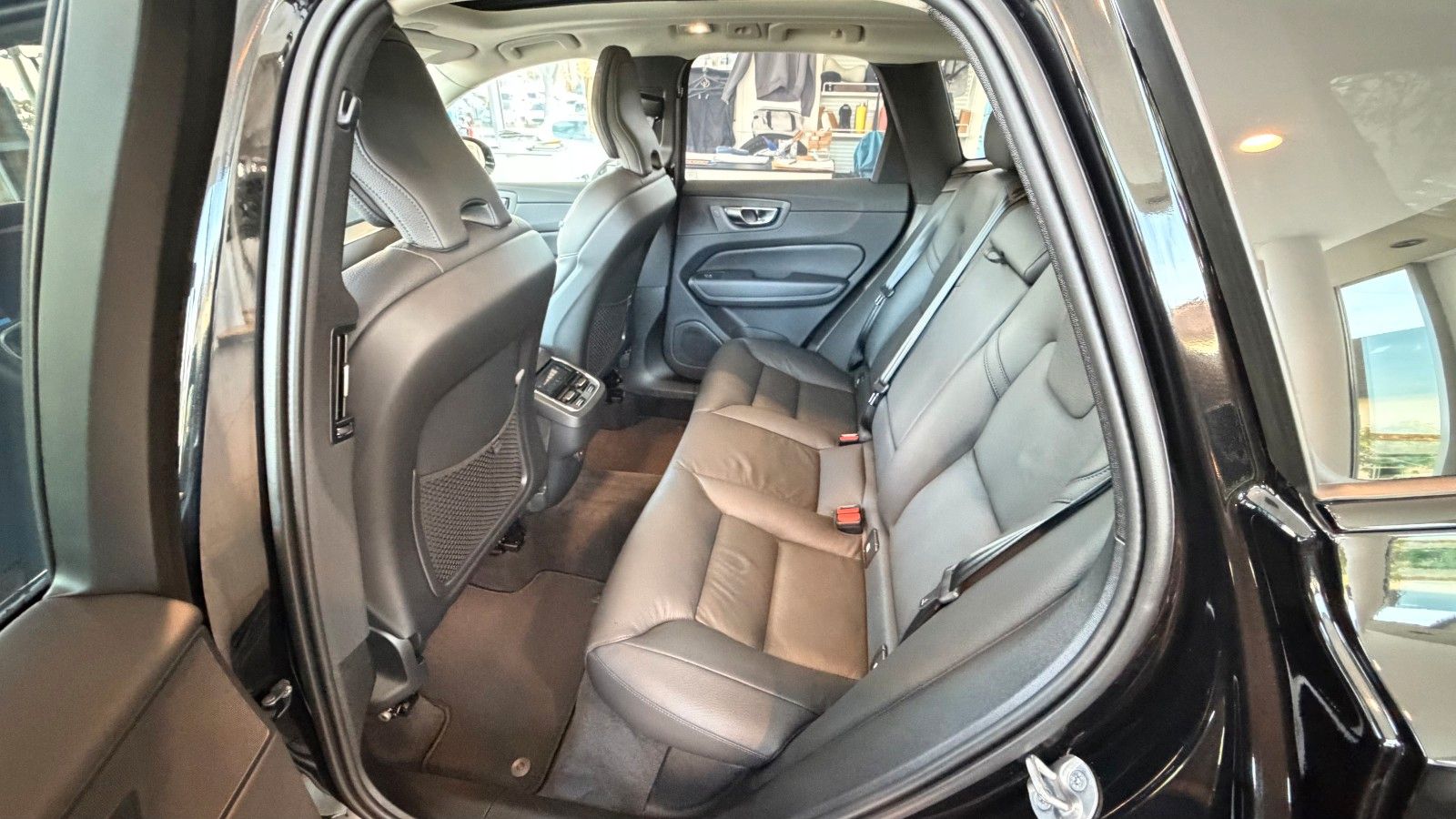 Volvo XC60 B5 Benzin Ultra Dark AWD/AHK/Luftfahrw./+++