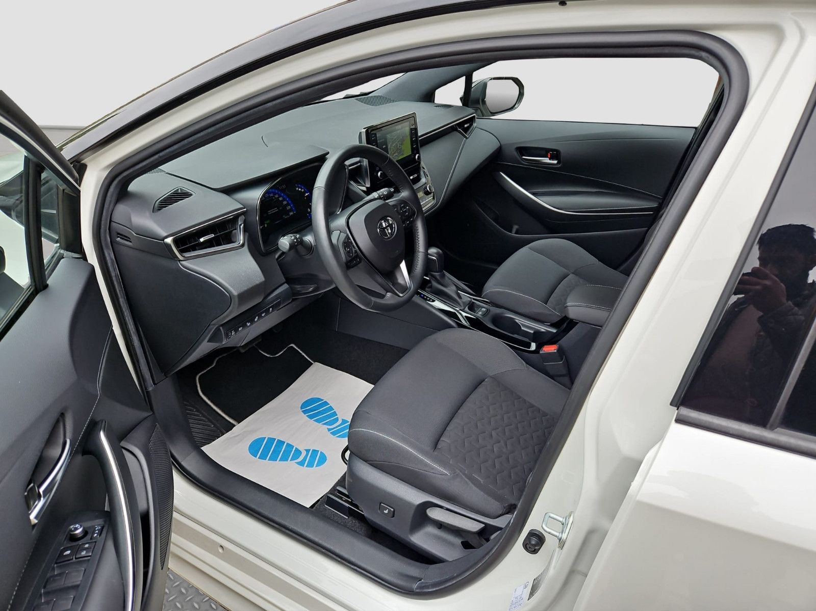 Toyota Corolla 2.0 Limousine Hybrid - Samsaru's Car Outlet