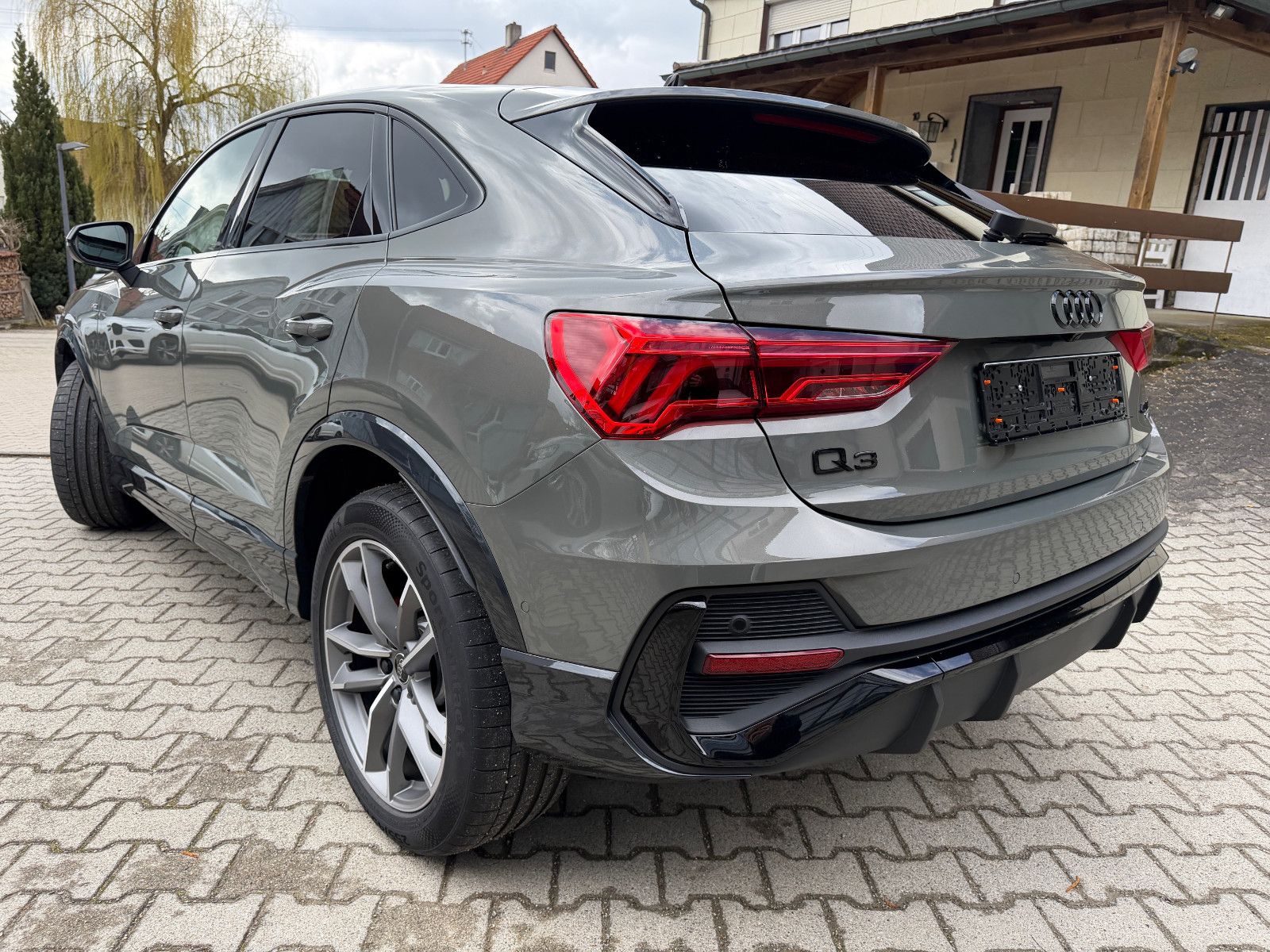 Audi Q3 Sportback 40 TFSI quattro S line, fast VOLL