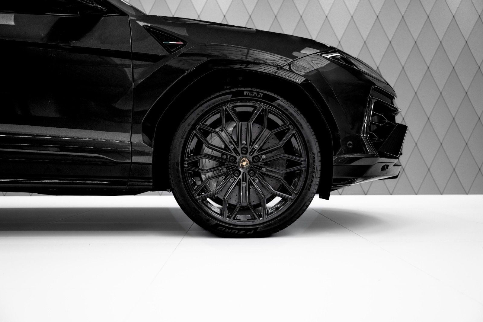 Lamborghini Urus 4.0 V8 PHEV SE Black - Samsaru's Car Outlet