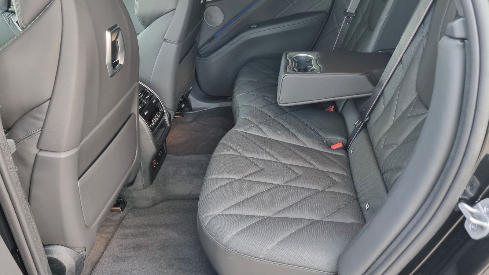 BMW XM 4.4i V8 LNP 190€ 8 Fach Bereift