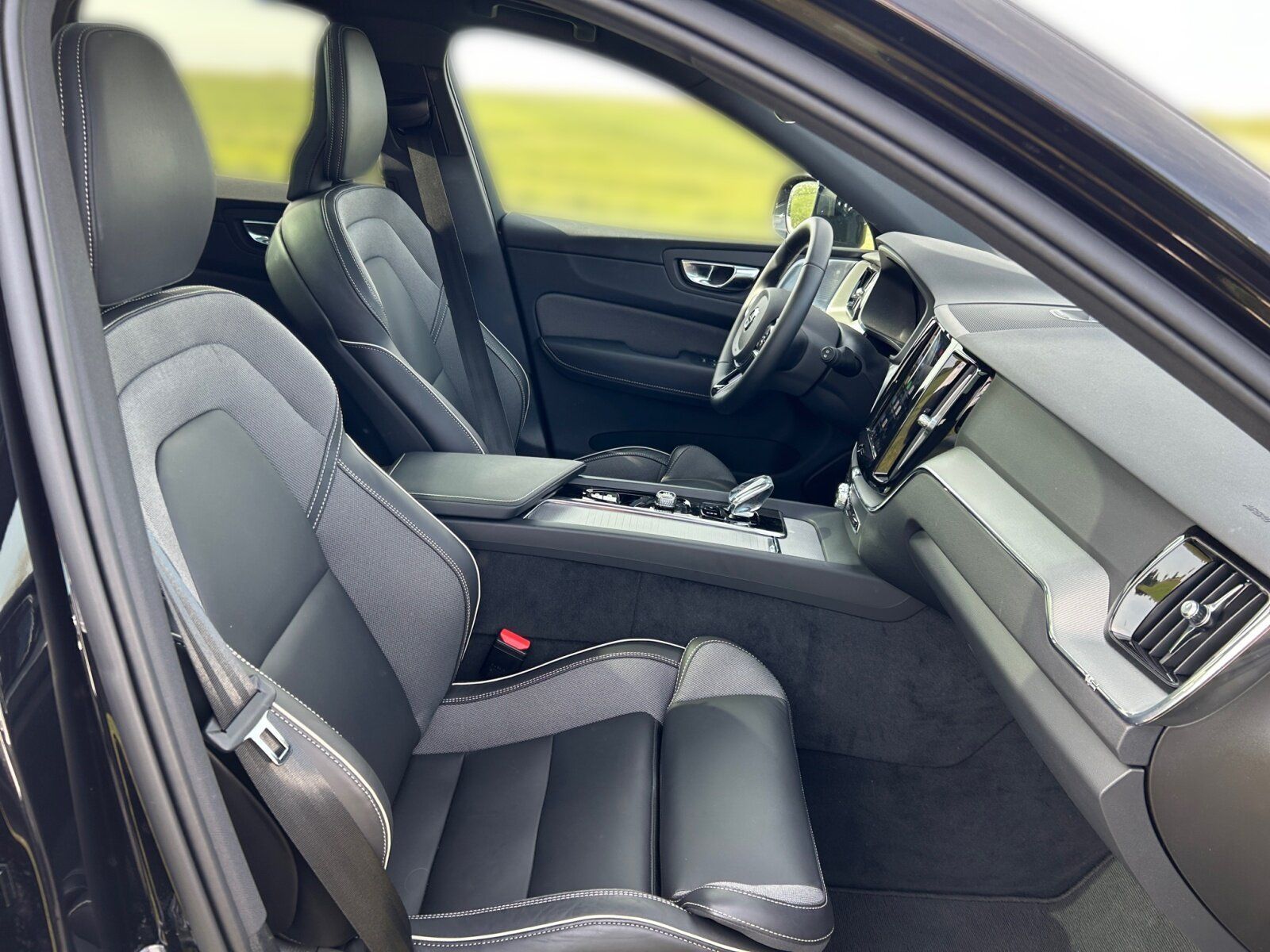 Volvo T6 AWD Plus Black Ed.+360+Luftfahrw.+AHK+Assist.