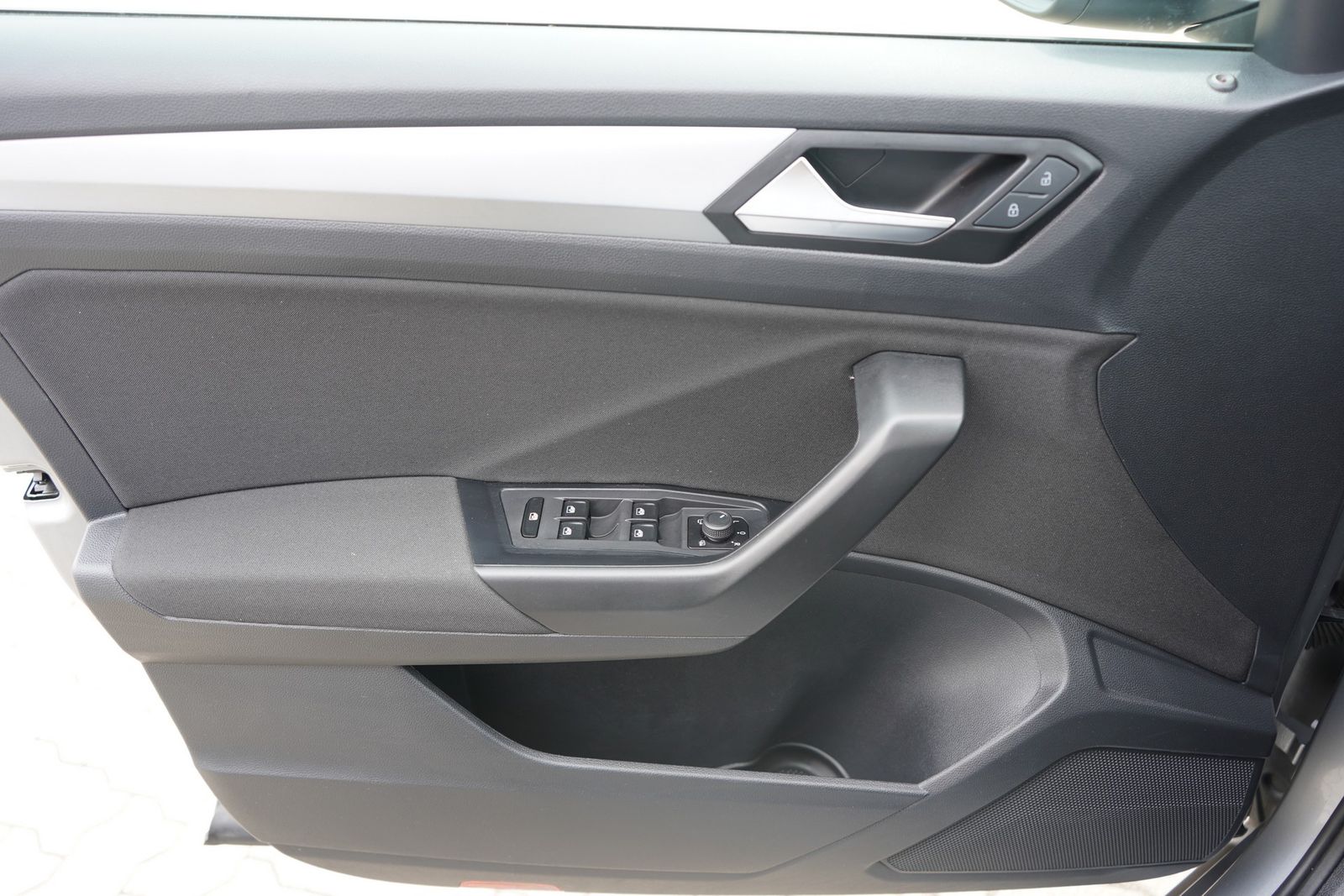Volkswagen T-Roc 1.0 TSI Life - Samsaru's Car Outlet