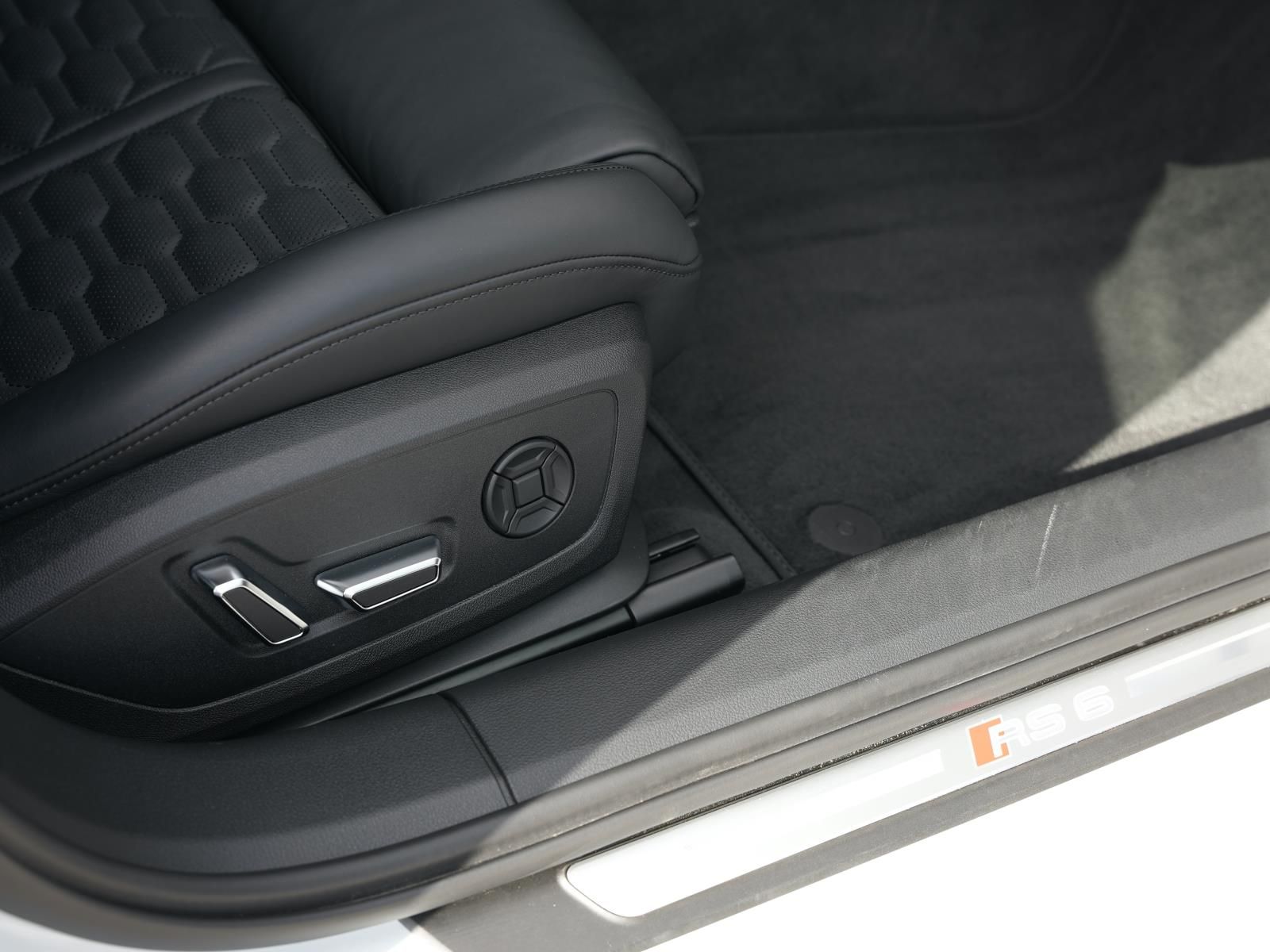 Audi RS6 Avant quattro Sportabgas Standheizung FLA HU