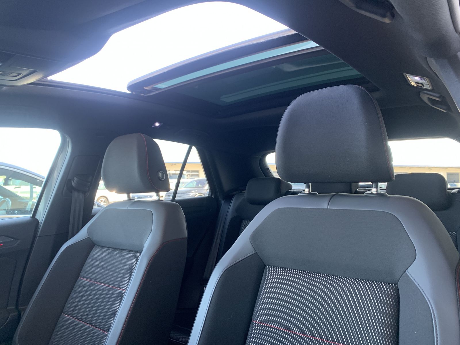 Volkswagen T-Roc 1.5 TSI Sport - Samsaru's Car Outlet