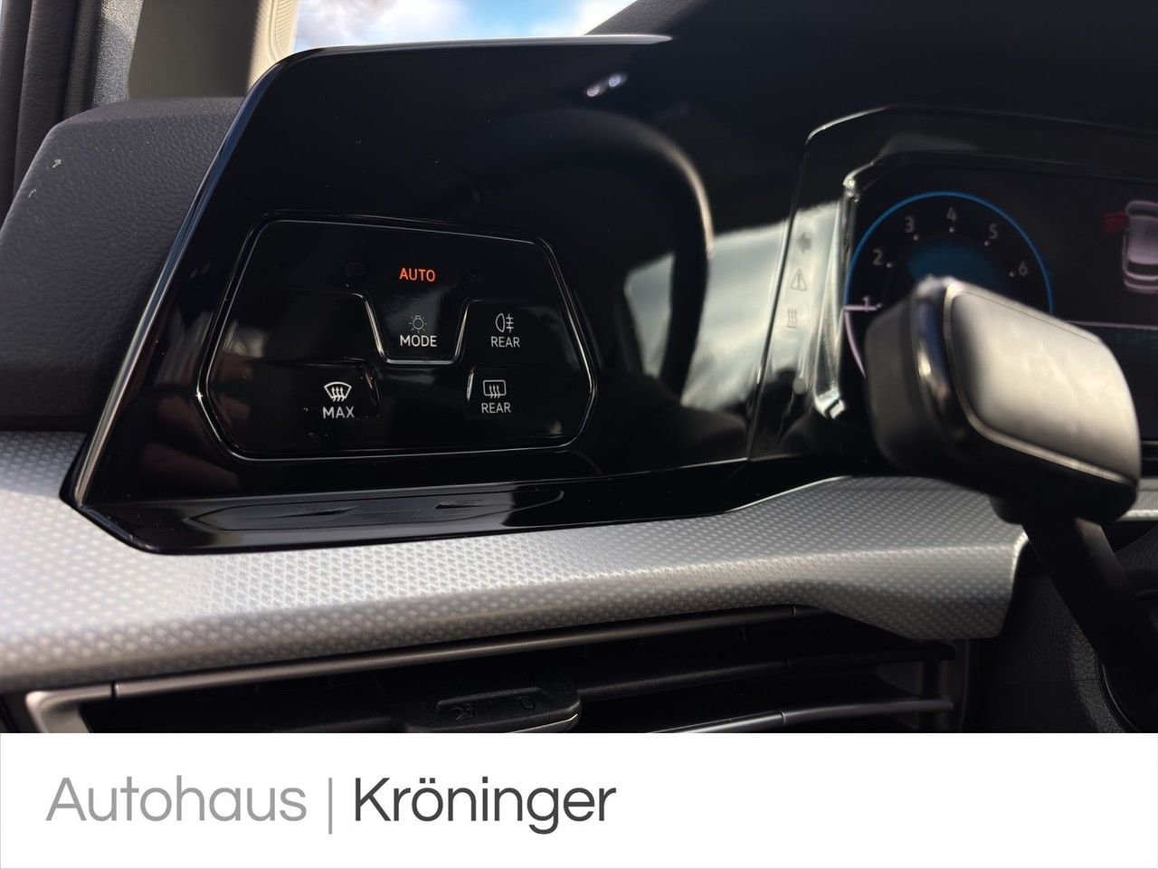 Volkswagen Golf VIII MOVE 1.5 eTSI DSG - Samsaru's Car Outlet
