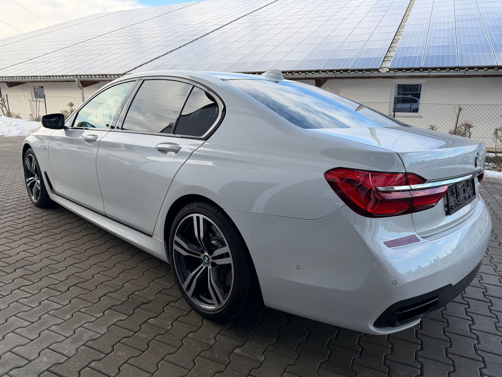 BMW 750ixDrive M-SPORT/MASSAGE/AHK/NIGHTV./LASER/H&K