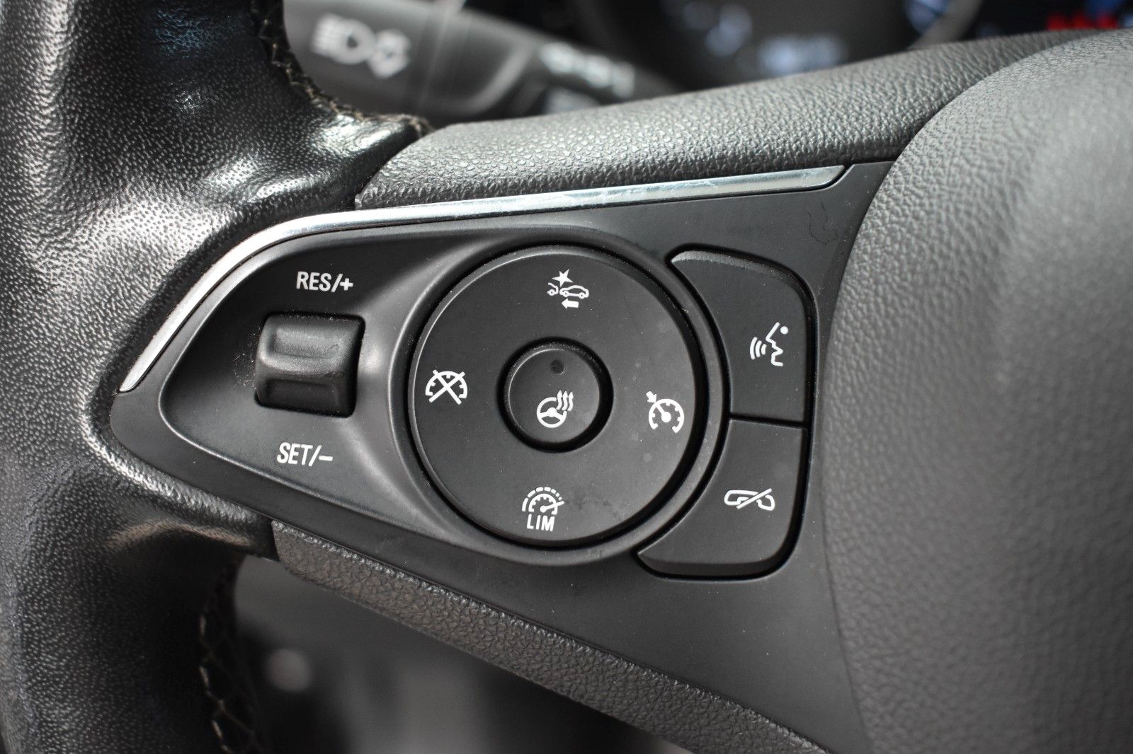 Opel Insignia B Sports Tourer Business - Samsaru's Car Outlet
