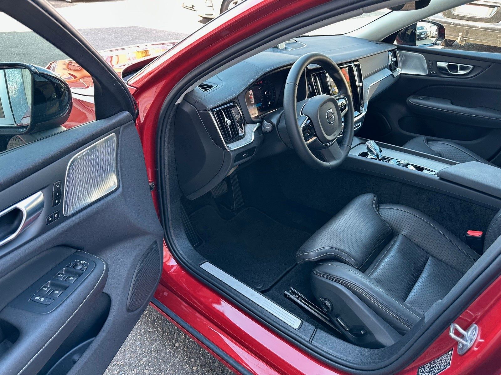 Volvo S60 B5 Ultimate Dark AWD-B&W-360°-Massage-Nappa