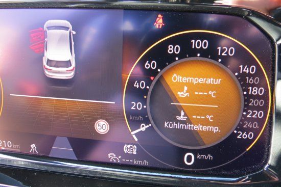 Volkswagen Golf VIII 2.0 TDI R-Line - Samsaru's Car Outlet
