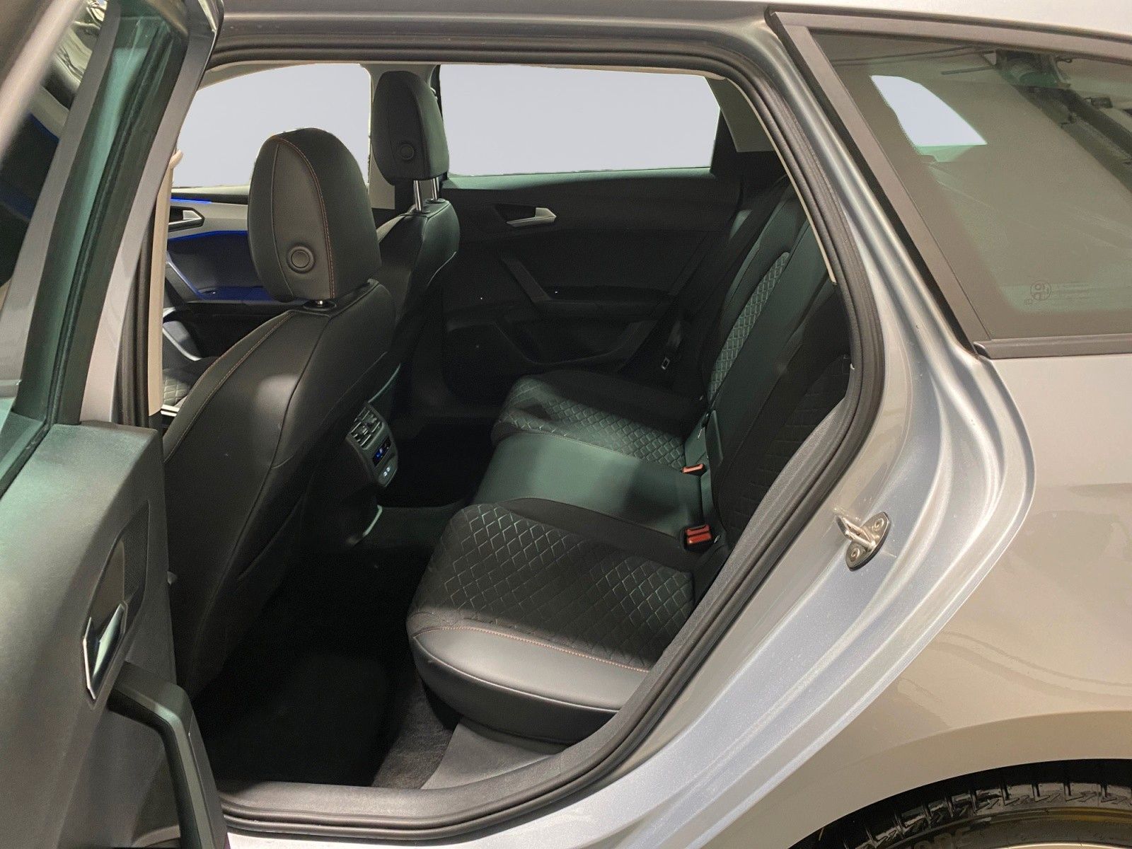 Seat Leon Sportstourer FR AHK Kamera Navi SHZ LED DAB