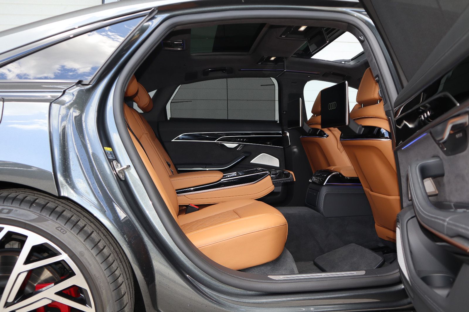Audi A8L 60 TFSI V8 lang exclusive - Samsaru's Car Outlet