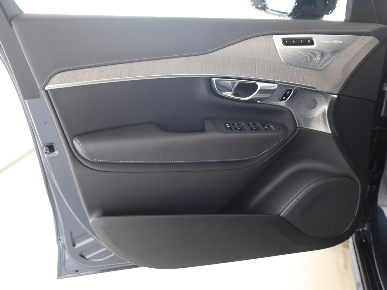 Volvo XC90 Ultra Dark Recharge Plug-In Hybrid AWD - Samsaru's Car Outlet