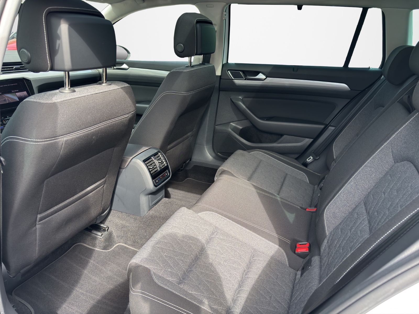 Volkswagen Passat Var. R Line - Samsaru's Car Outlet