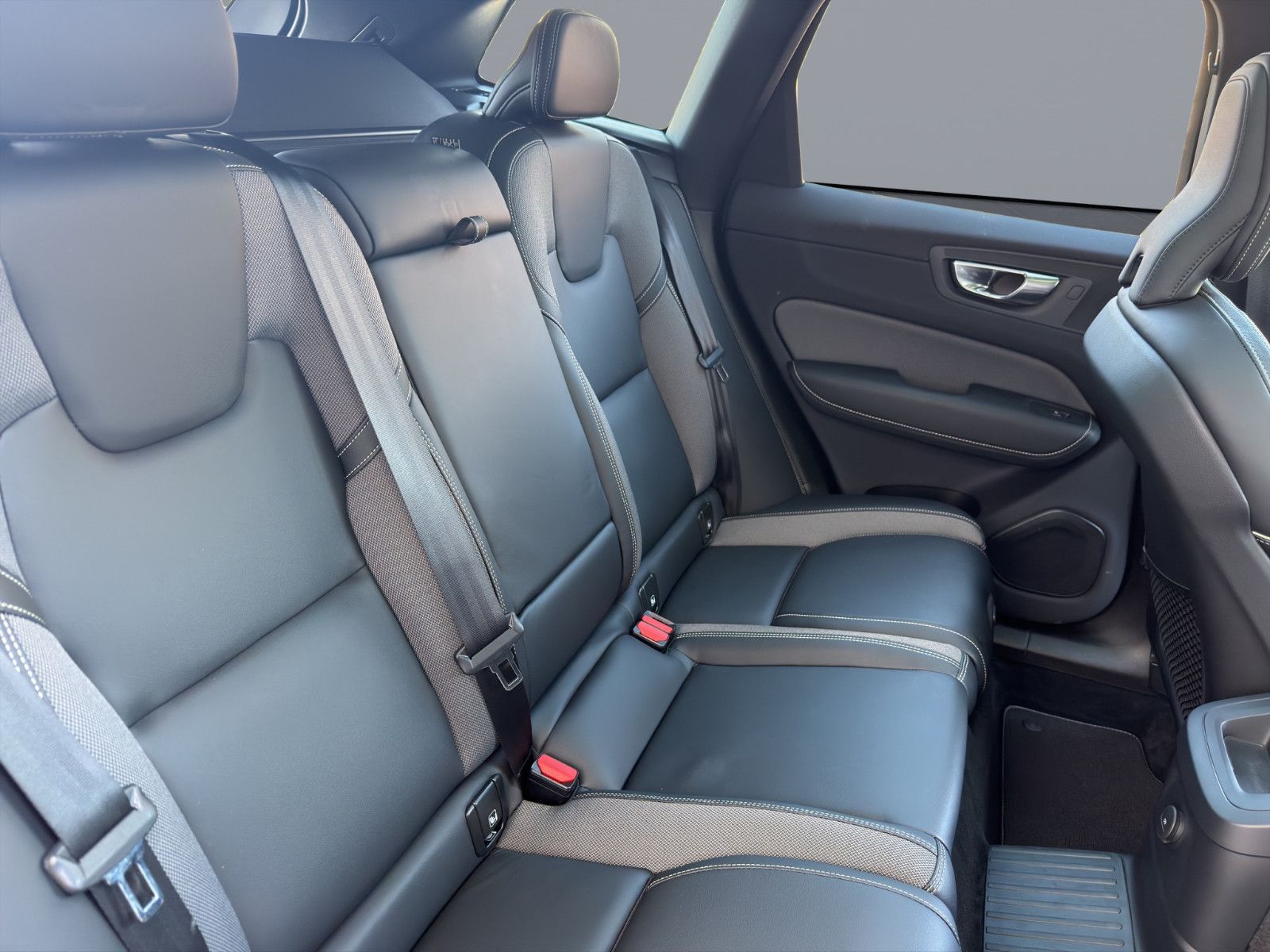 Volvo XC60 T8 R Design Plug-In Hybrid AWD+Headup+Pano