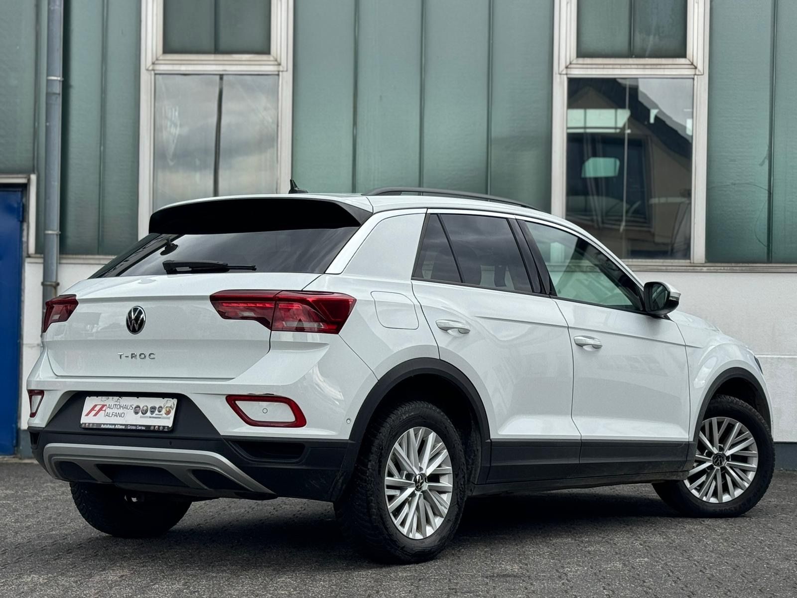 Volkswagen T-Roc Life - Samsaru's Car Outlet