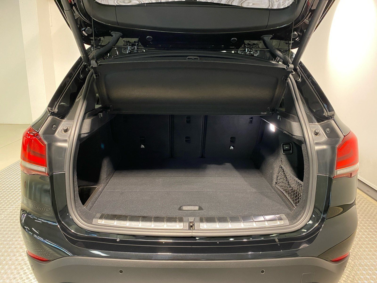 BMW X1 xDrive18d Sport Line - Samsaru's Car Outlet