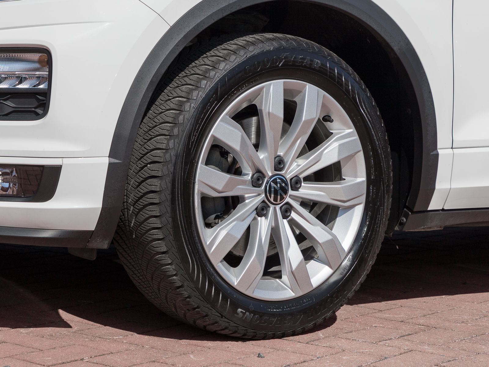 Volkswagen T-Roc 2.0 TSI DSG 4M R-LINE - Samsaru's Car Outlet