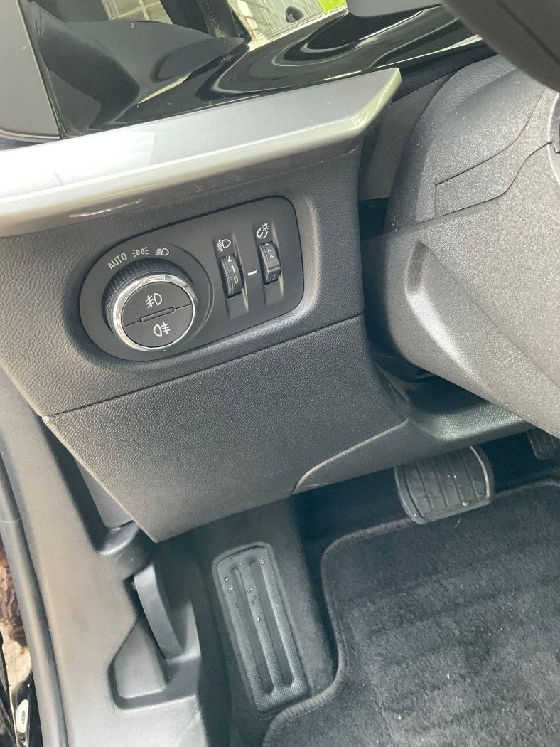 Opel Mokka e Elegance - Samsaru's Car Outlet