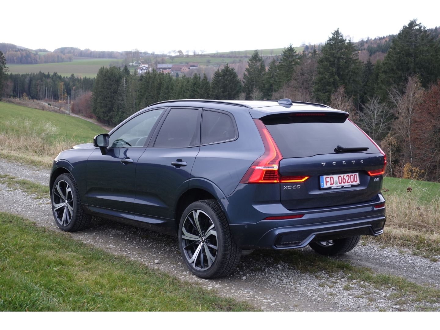 Volvo XC60 B4 D AWD MHEV Ultimate Dark / AHK / Pano /