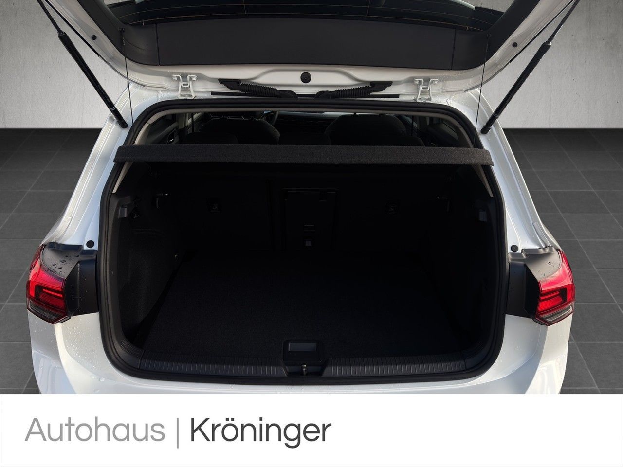 Volkswagen Golf VIII MOVE 1.5 eTSI DSG - Samsaru's Car Outlet