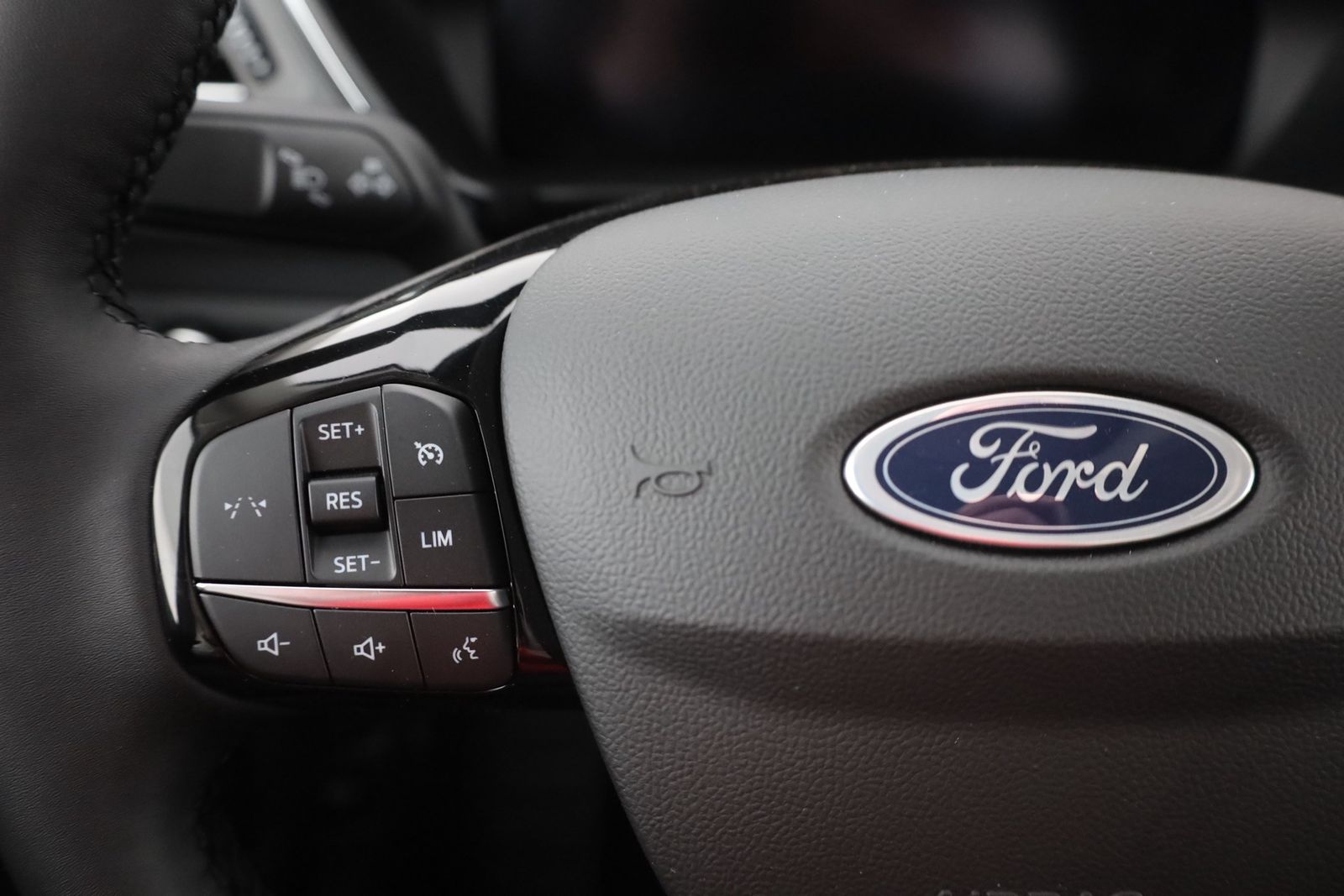 Ford Kuga 1.5 EB Titanium Aut. - Samsaru's Car Outlet