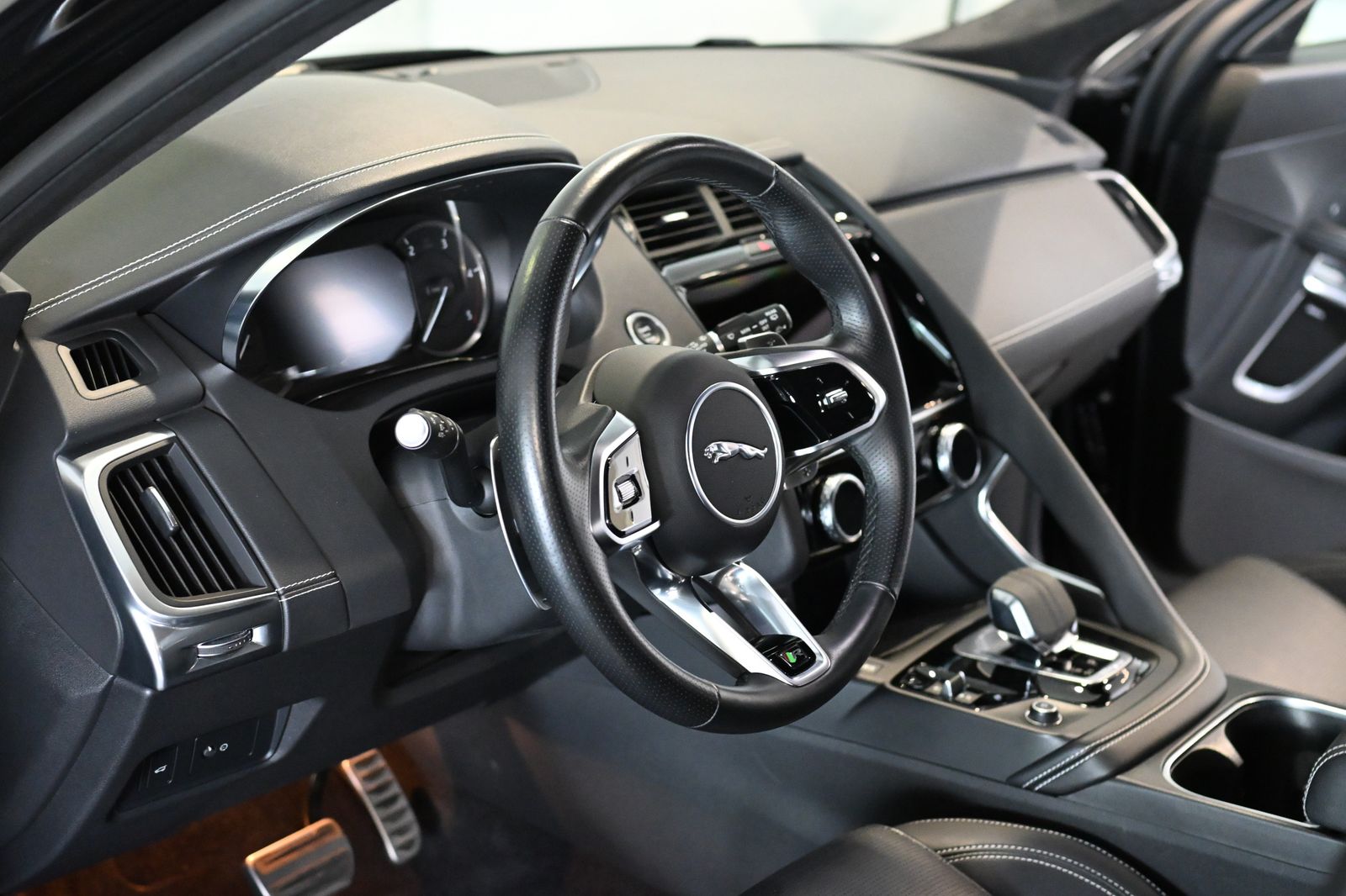 Jaguar E-PACE D163 R-Dynamic SE AWD Leder ACC 19"