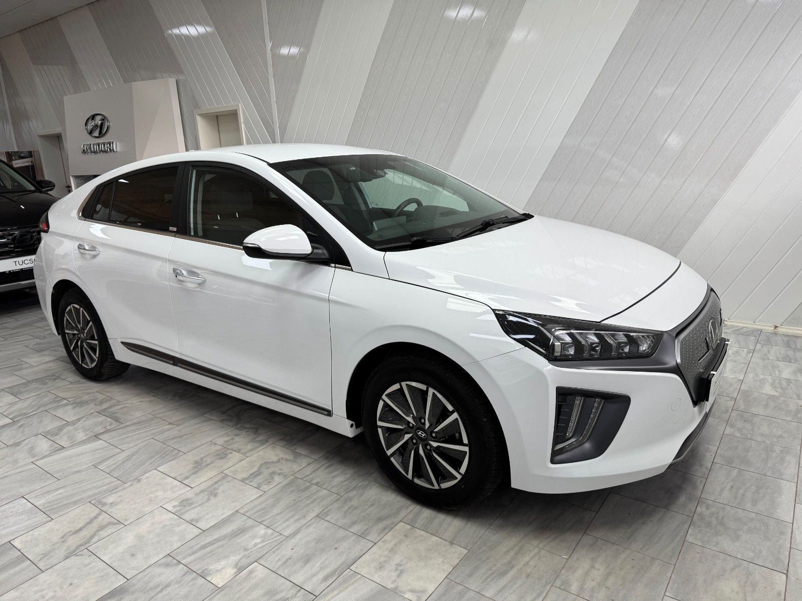 Hyundai IONIQ Style Elektro - Samsaru's Car Outlet