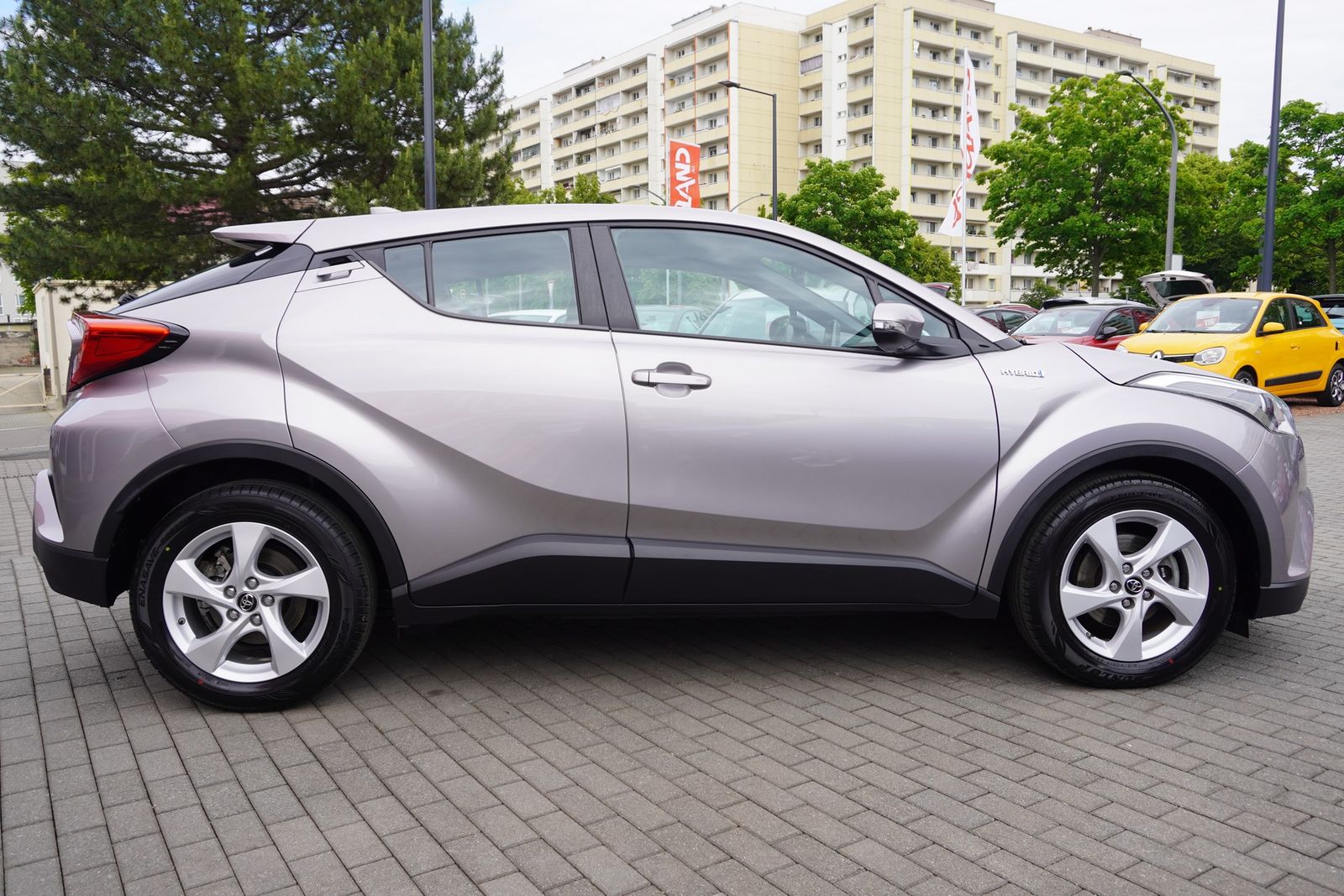 Toyota C-HR 1.8 Hybrid Flow - Samsaru's Car Outlet