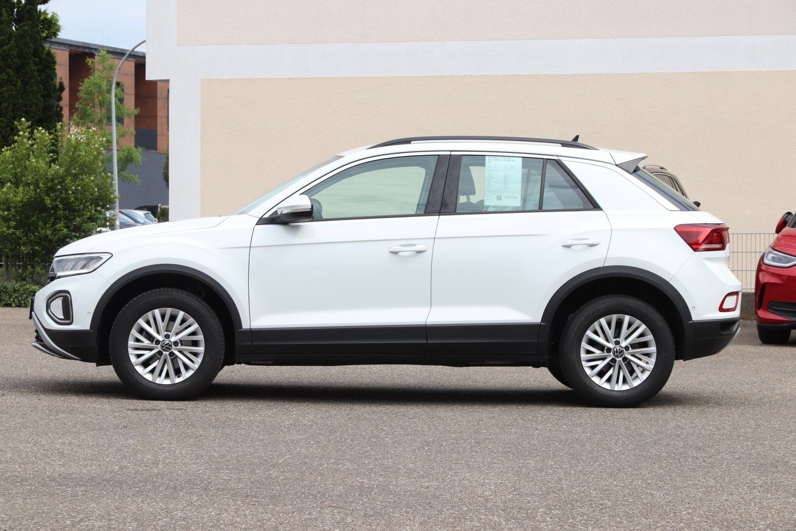 Volkswagen T-Roc 1.5 TSI Life - Samsaru's Car Outlet