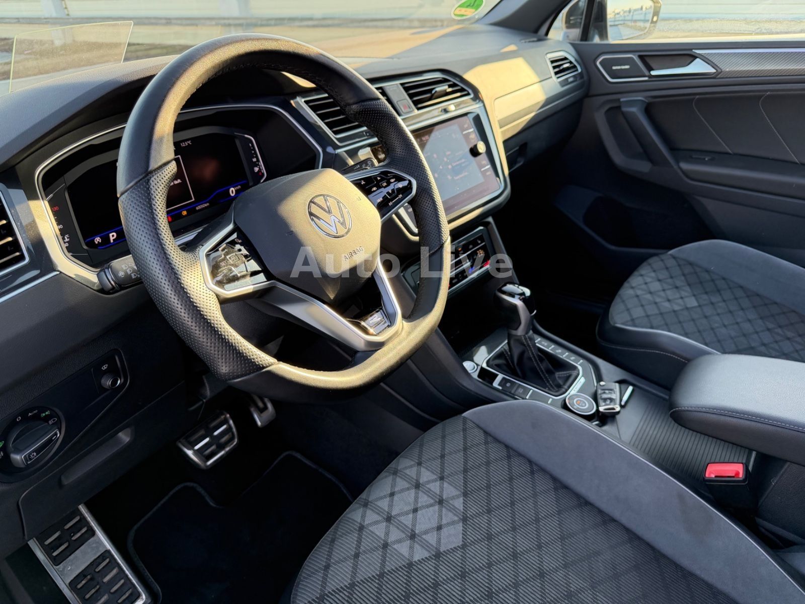 Volkswagen Tiguan 2.0 TDI*4M*DSG*R LINE*PANO*IQ-LED*AHK*VOL