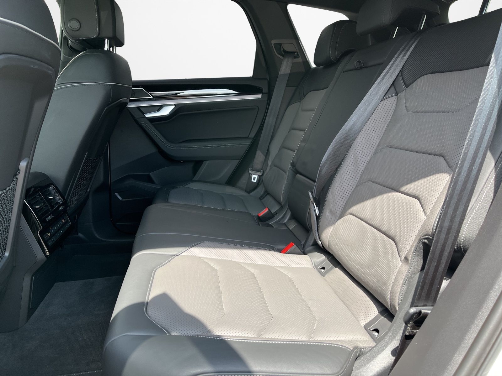 Volkswagen Touareg V8 TDI 4M R-Line Black - Samsaru's Car Outlet