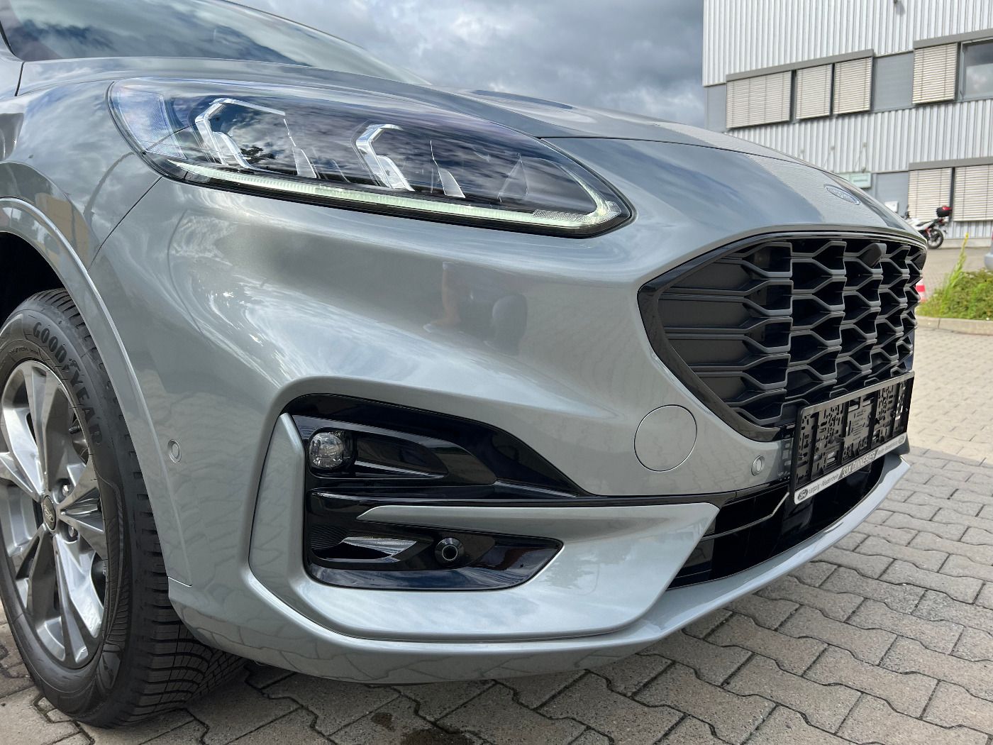 Ford KUGA ST-LINE X - Samsaru's Car Outlet