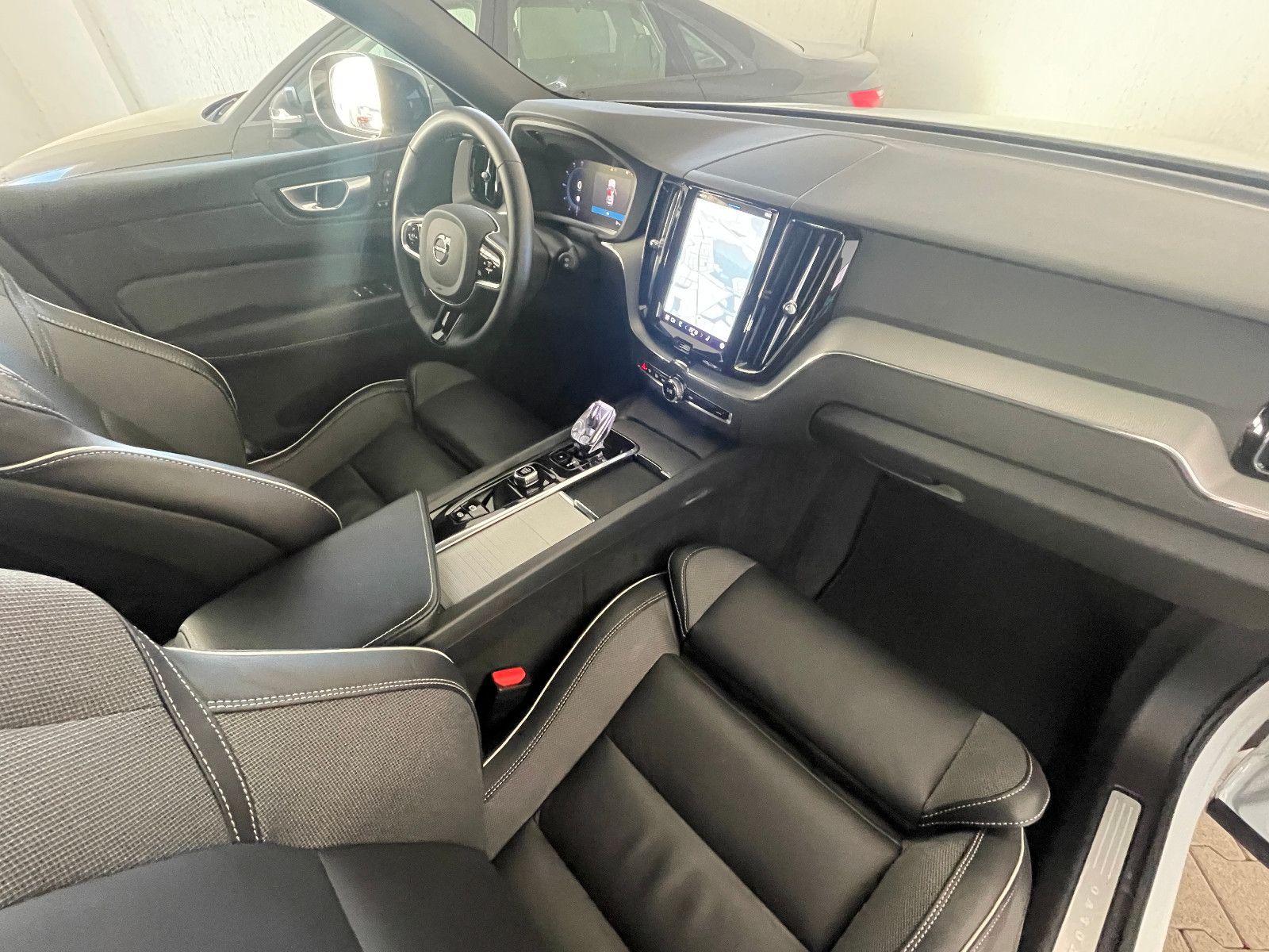 Volvo XC60 Plus Dark AWD*Navi*LED*Leder AHK*