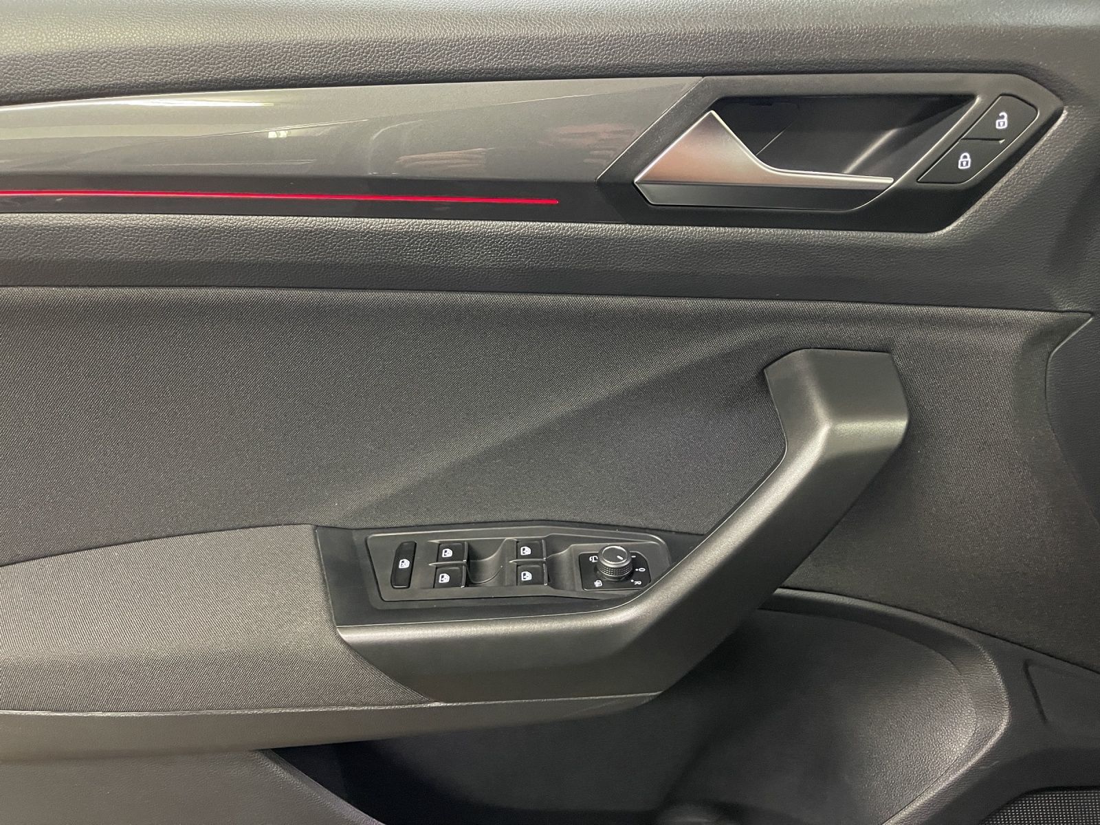 Volkswagen T-Roc 2.0 TDI R-line - Samsaru's Car Outlet