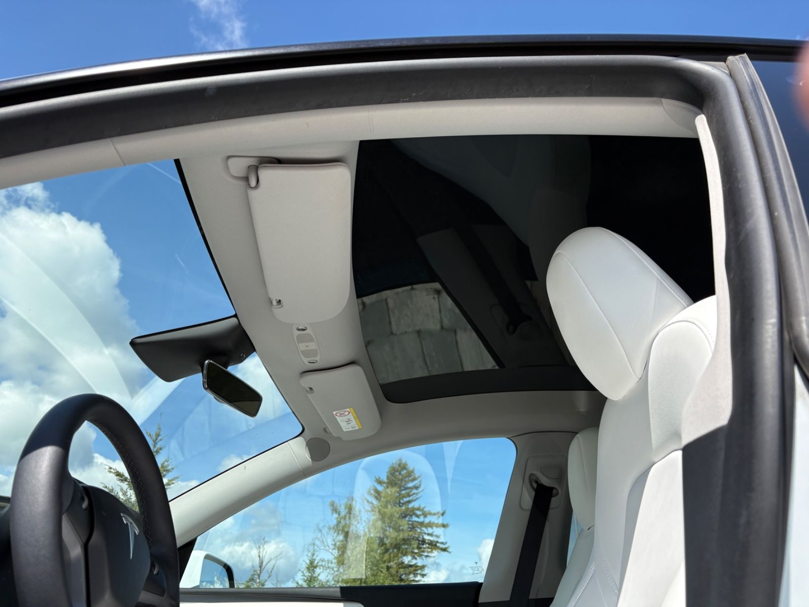 Tesla Model Y RWD Innen weiß