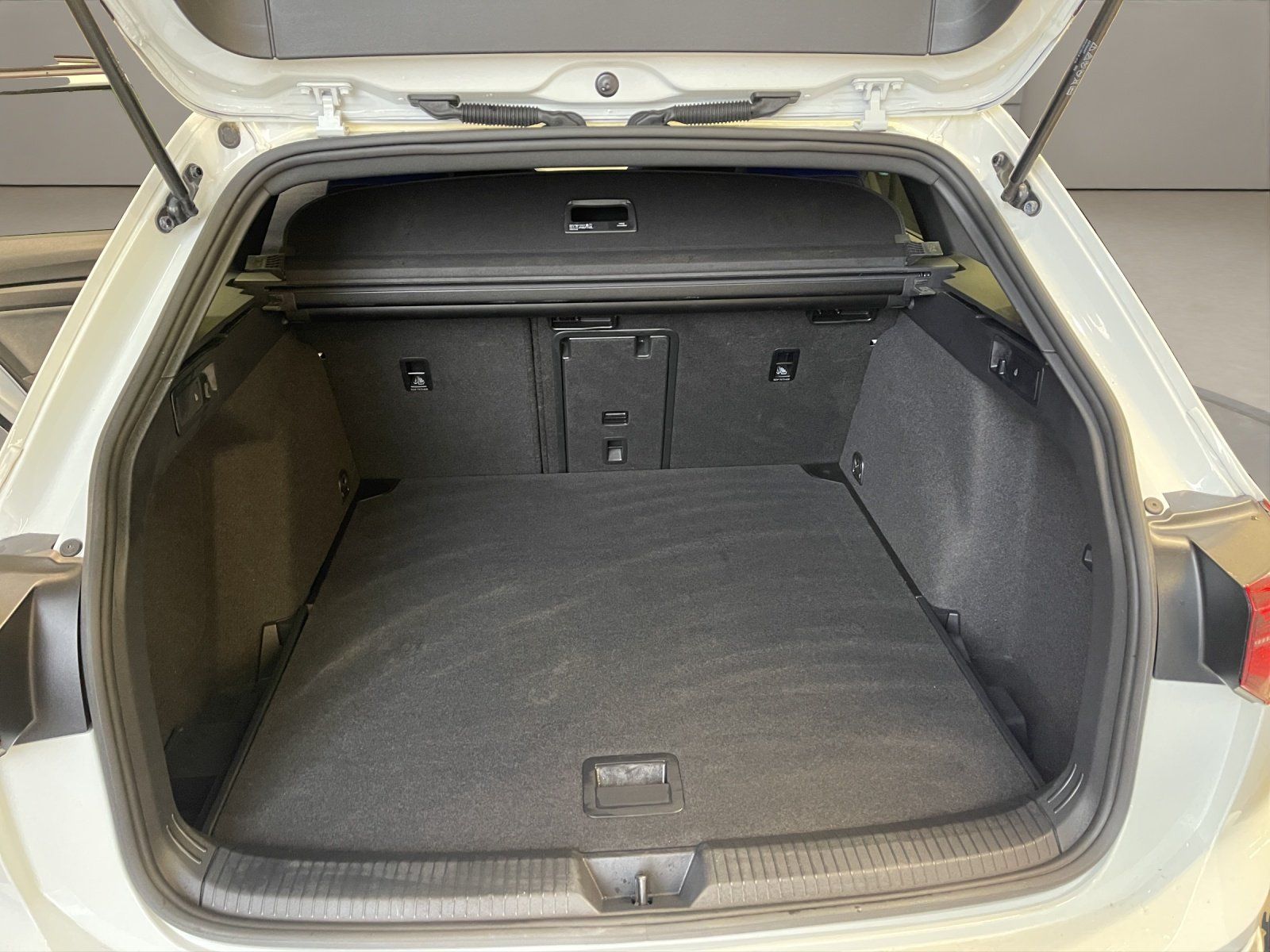 Volkswagen Golf VIII Variant 2.0 TSI R 4Motion DCC IQLight