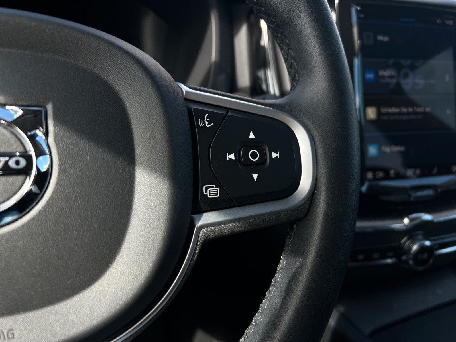 Volvo XC60 B4 Momentum Pro Geartronic AWD - Samsaru's Car Outlet