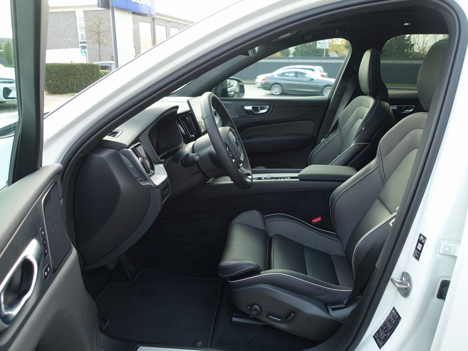 Volvo XC60 T6 Black Edition Plus Dark 360°/AHK/22"