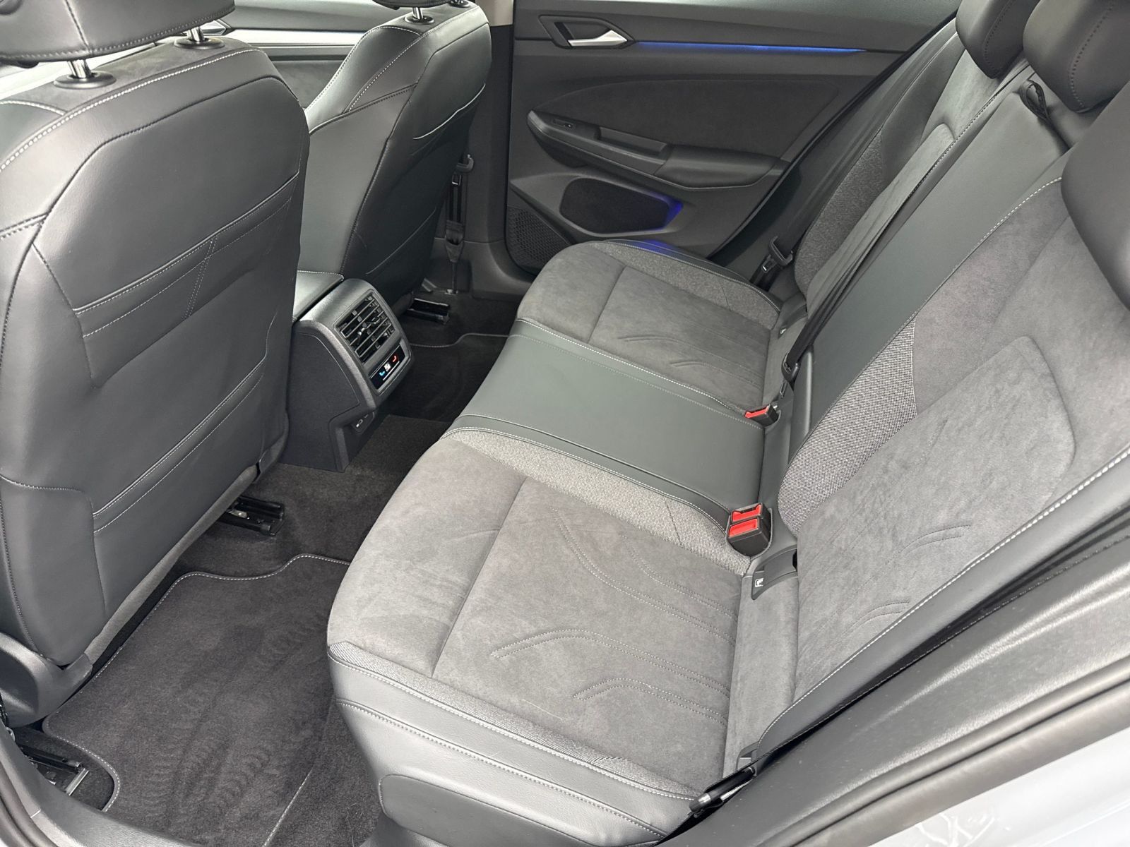 Volkswagen Golf VIII Style 1.5 eTSI DSG, HEAD-UP, MATRIX