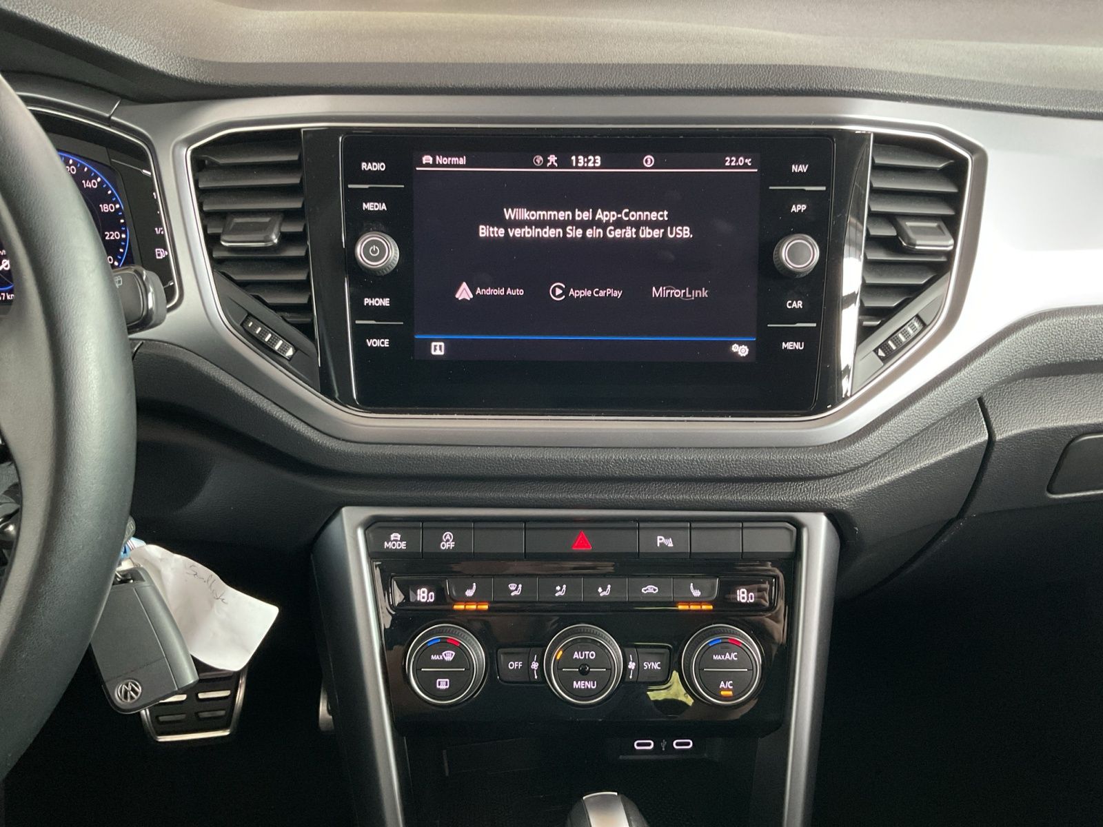 Volkswagen T-Roc 1.5 TSI DSG Active - Samsaru's Car Outlet