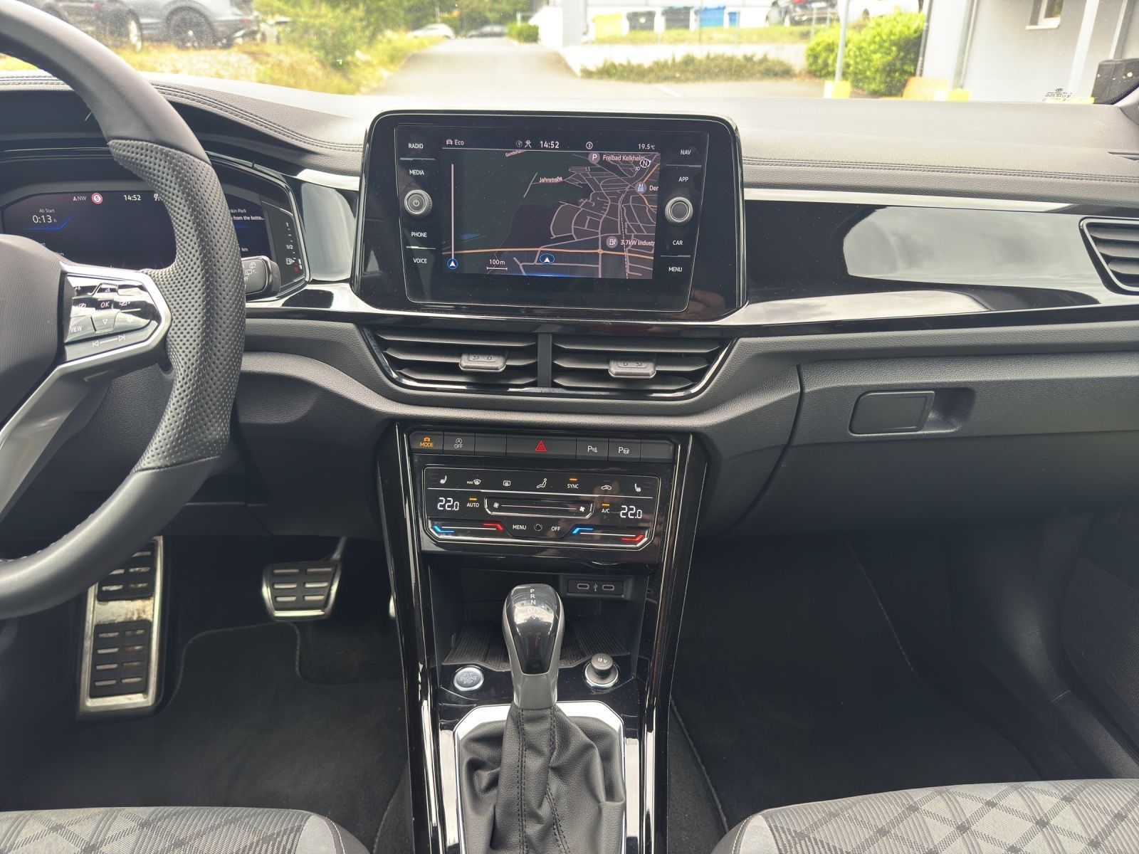 Volkswagen T-Roc R-Line 1.5 TSI - Samsaru's Car Outlet