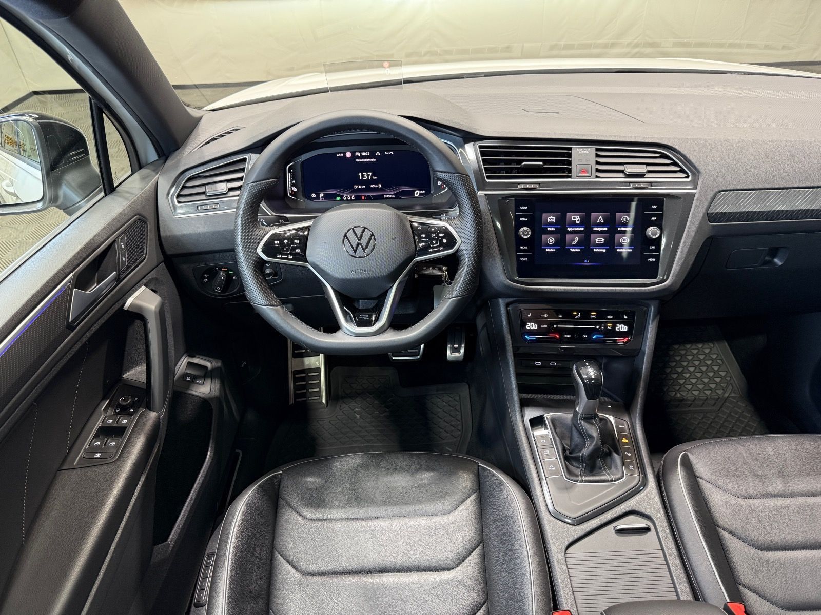 Volkswagen Tiguan R-Line 1.4 TSI eHybrid - Samsaru's Car Outlet
