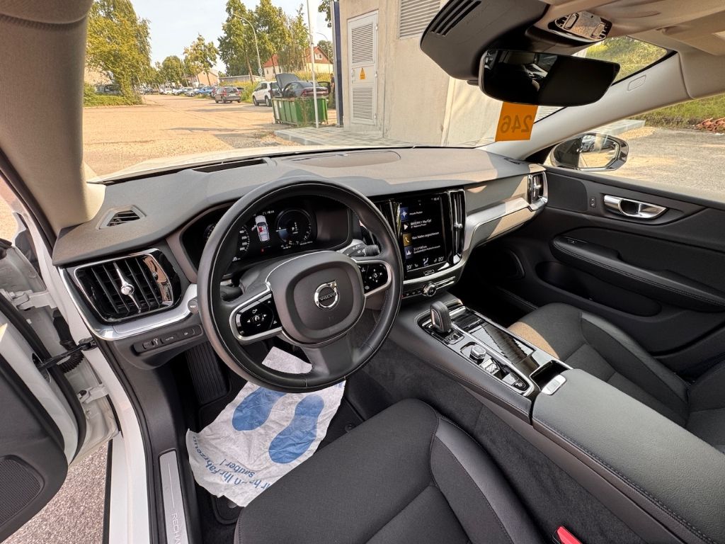 Volvo V60 R-Design Expression Recharge Plug-In Hybrid