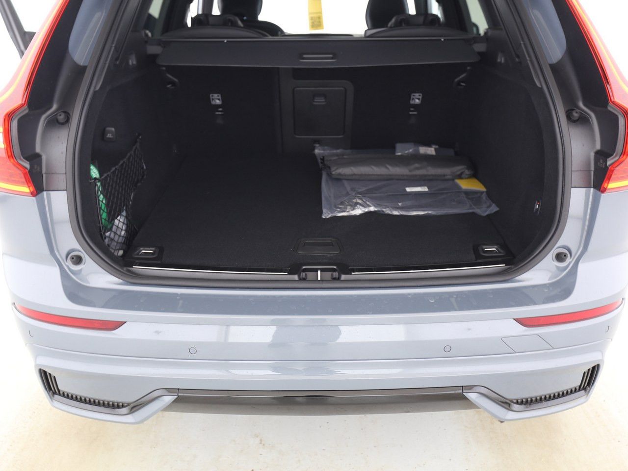 Volvo XC60 B4 Plus Dark 2WD - Samsaru's Car Outlet