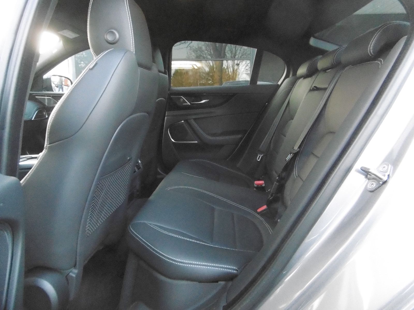 Jaguar XE R-Dynamic Black Edi. AWD AHK Leder el. Sitze