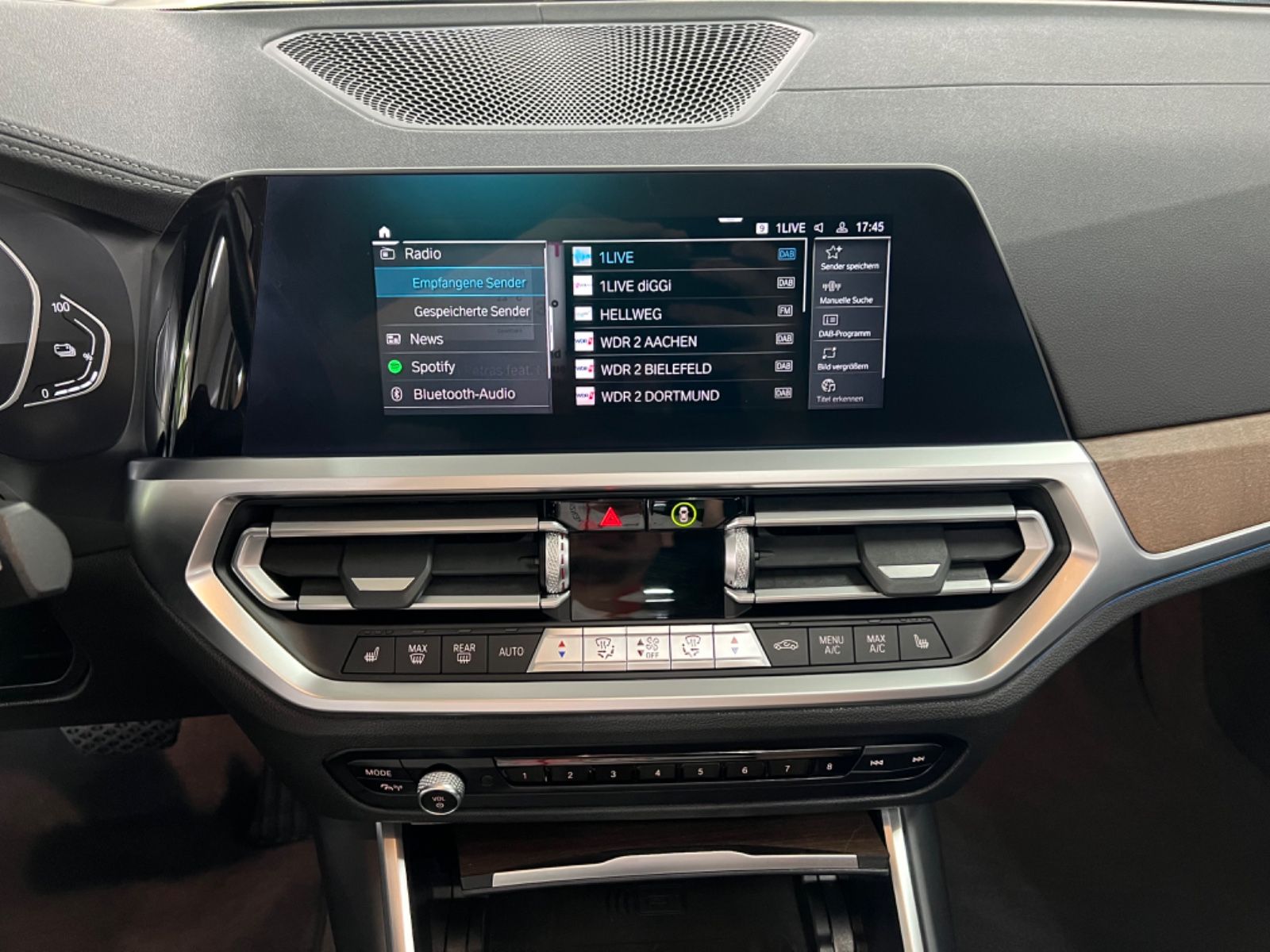 BMW 330e Touring Luxury Line - Samsaru's Car Outlet
