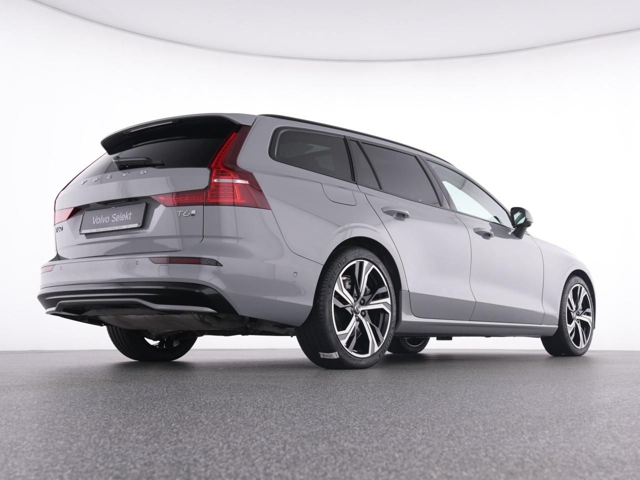 Volvo V60 T6 Recharge AWD PlusDark+AHK+PANO+360°+LM 19