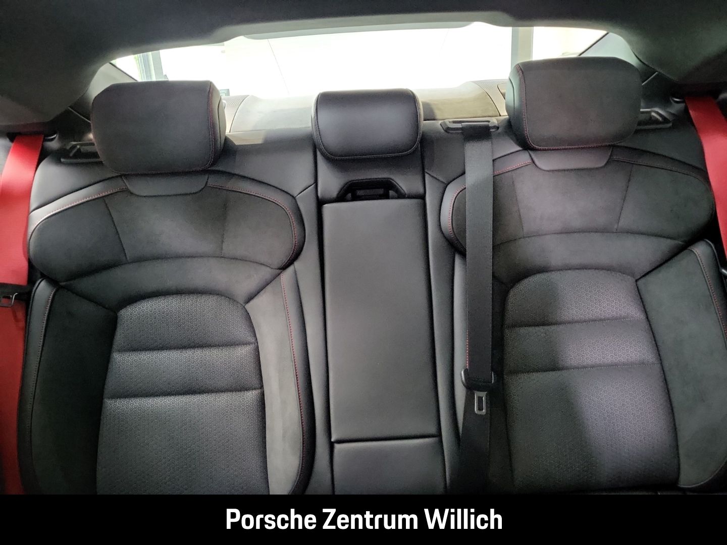 Porsche Taycan GTS HA-Lenkung Active-Ride Head-Up