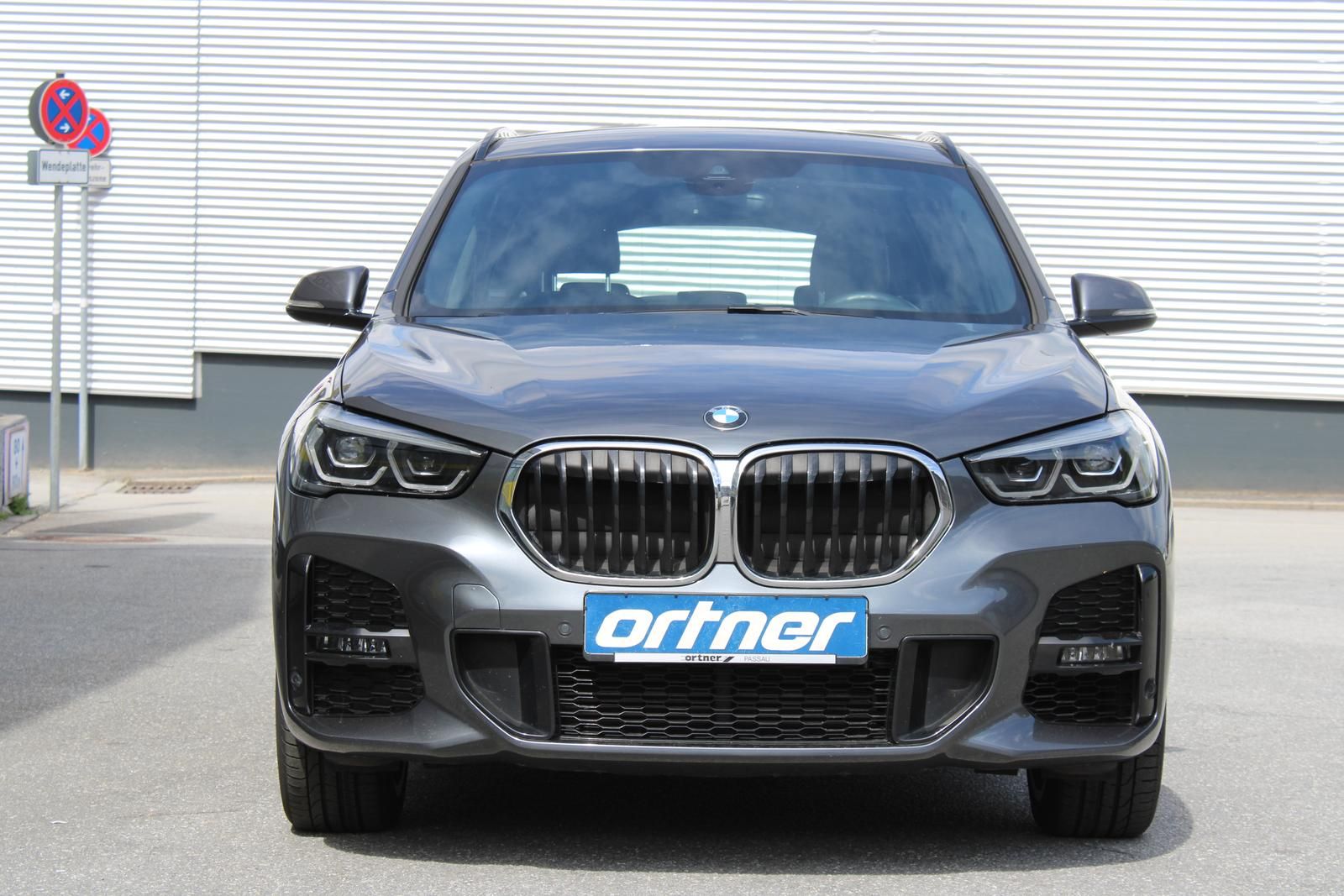 BMW X1 xDrive 20 i M Sportpaket - Samsaru's Car Outlet